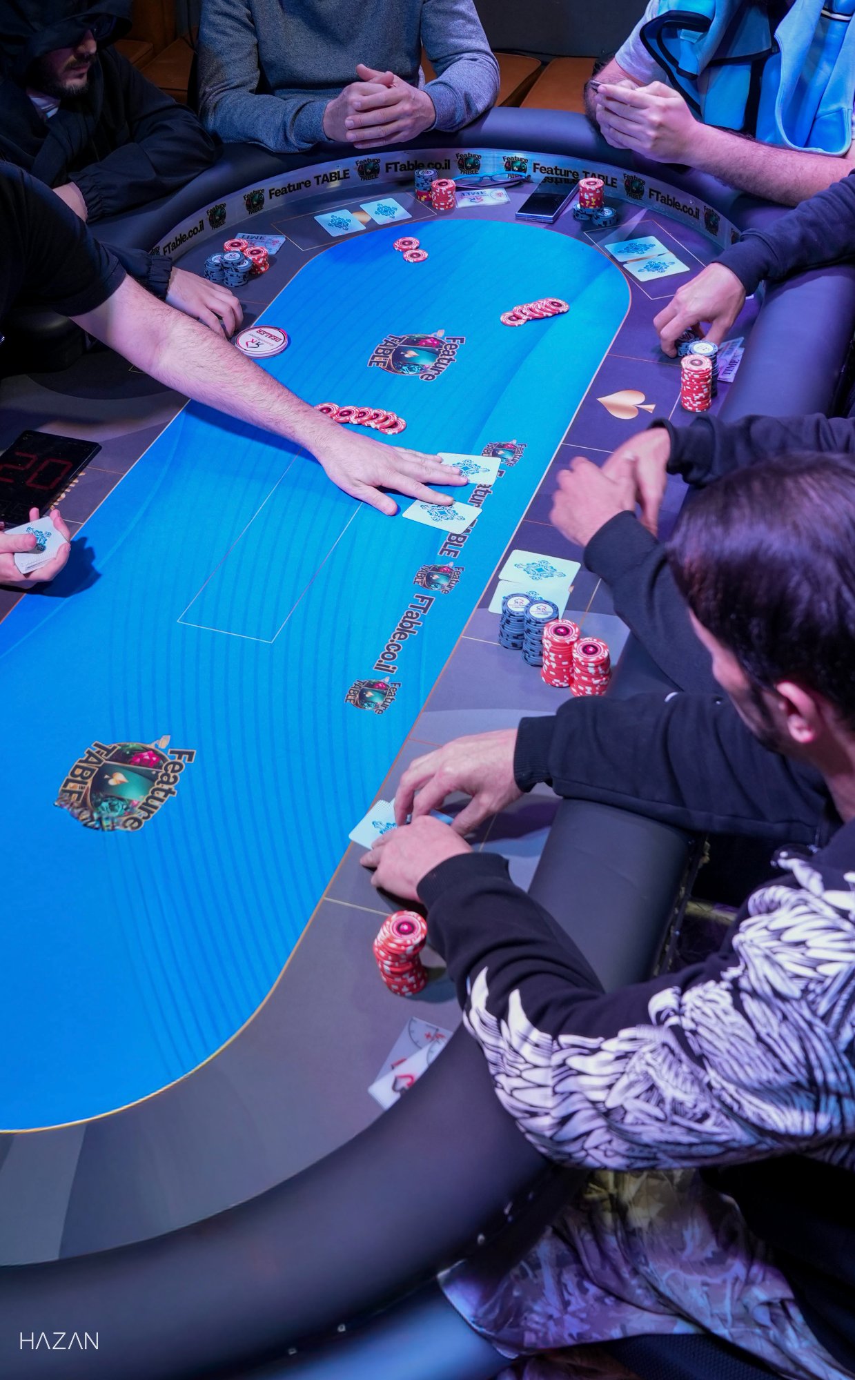 שולחן Feature Table באקשן